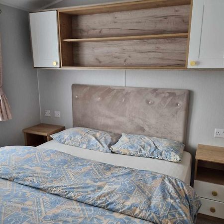 Red Lion Holiday Park 아브로스 외부 사진