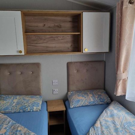 Red Lion Holiday Park 아브로스 외부 사진