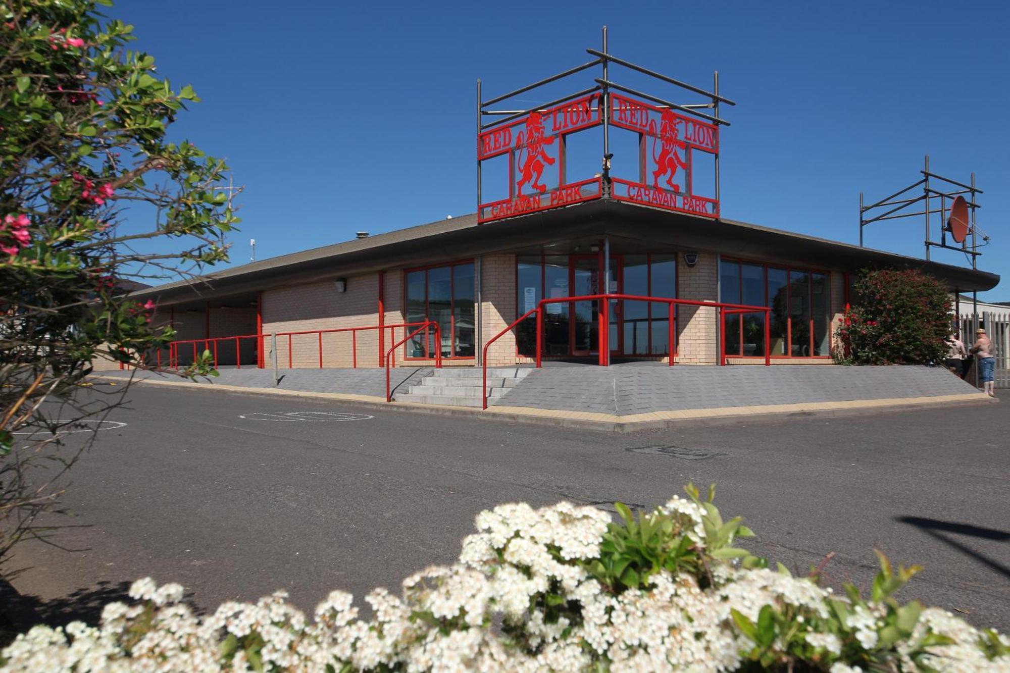 Red Lion Holiday Park 아브로스 외부 사진