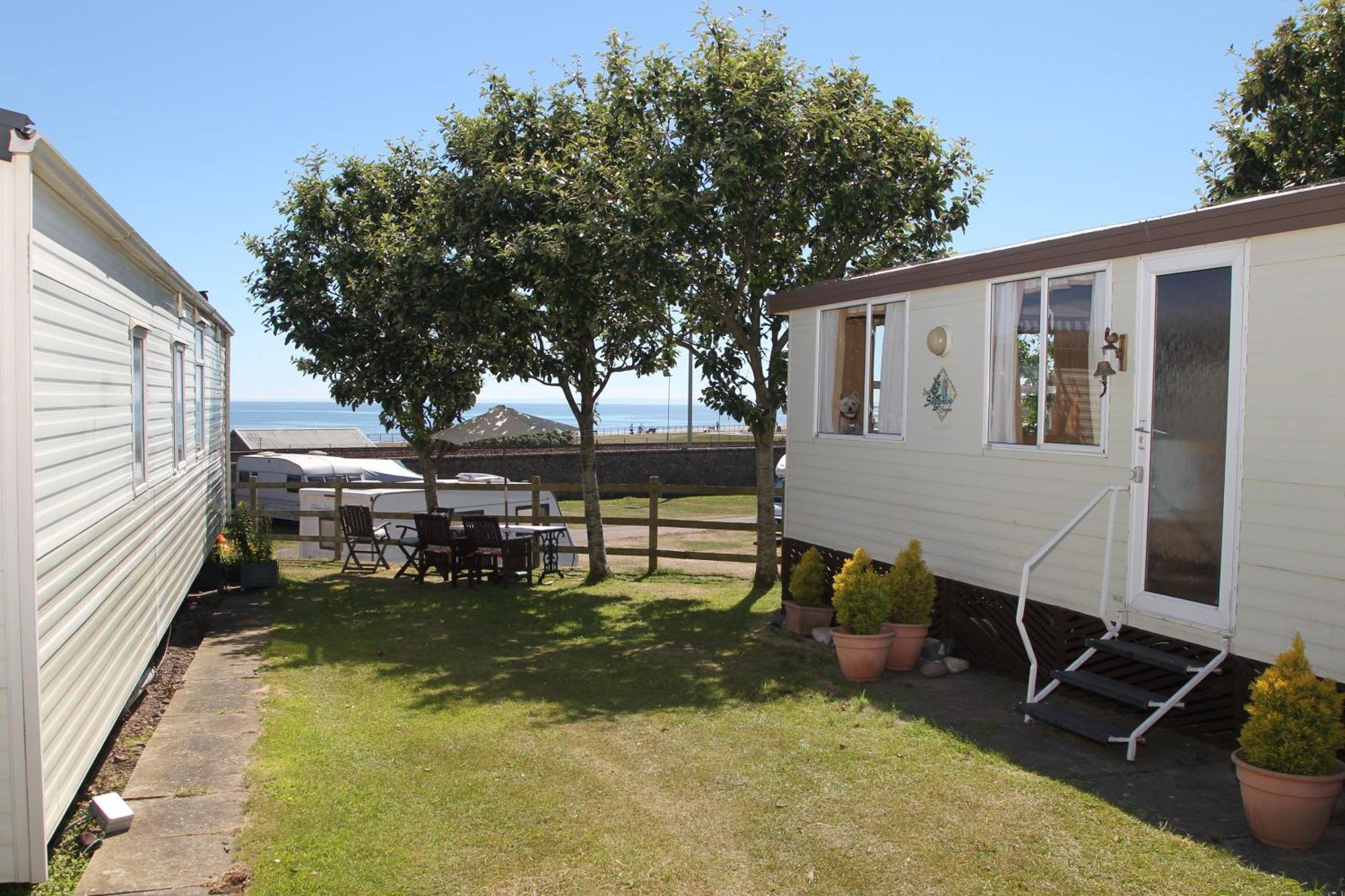 Red Lion Holiday Park 아브로스 외부 사진