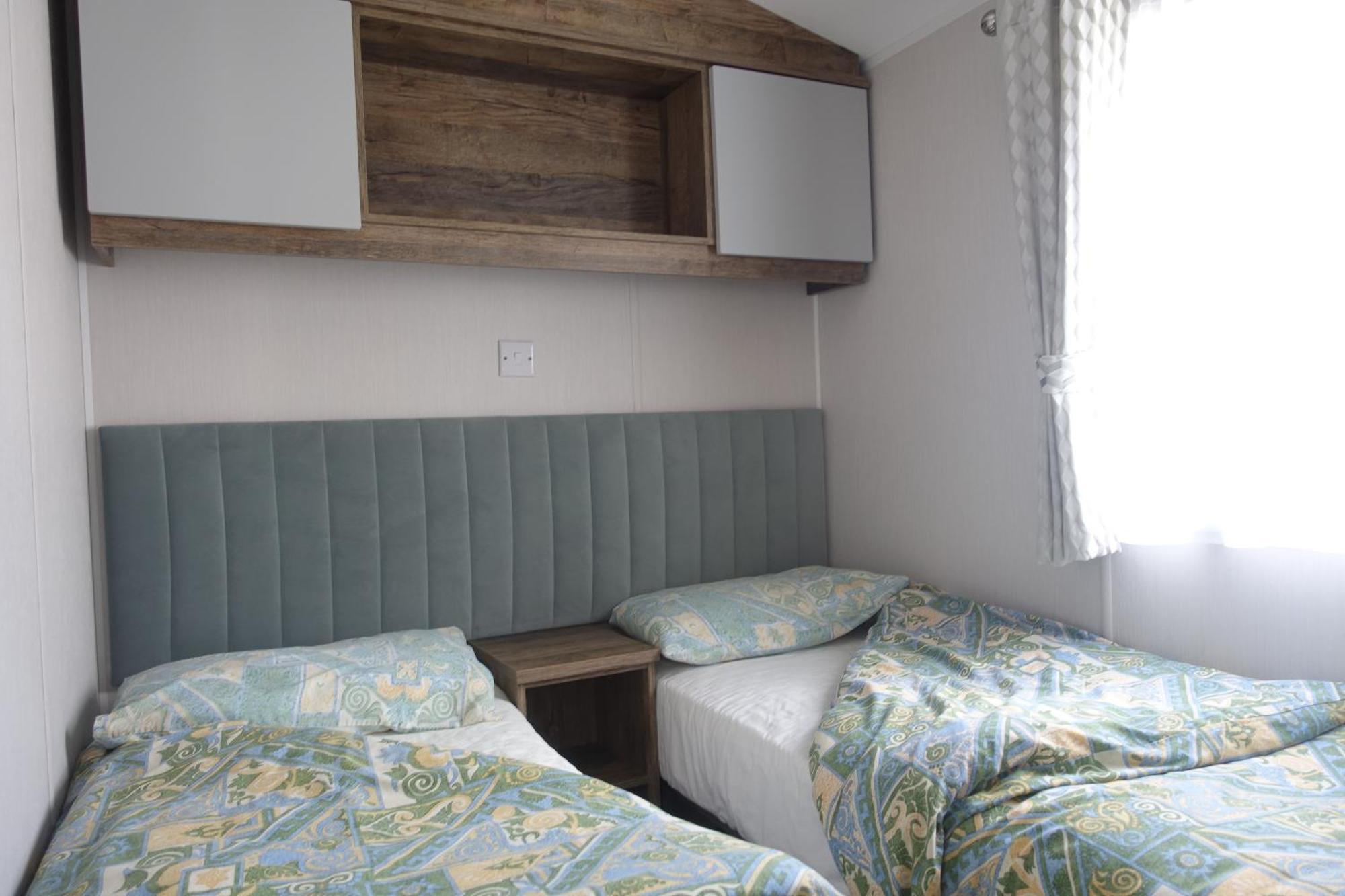Red Lion Holiday Park 아브로스 외부 사진