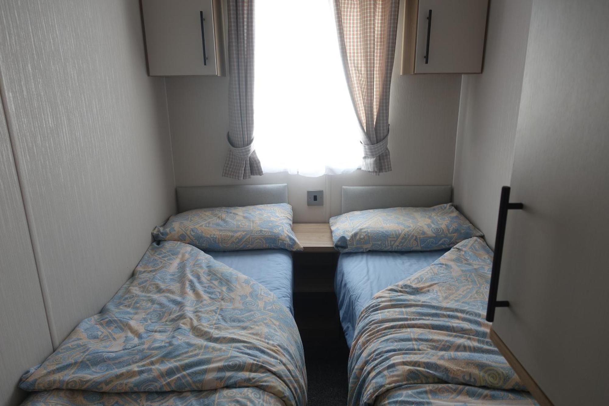 Red Lion Holiday Park 아브로스 외부 사진