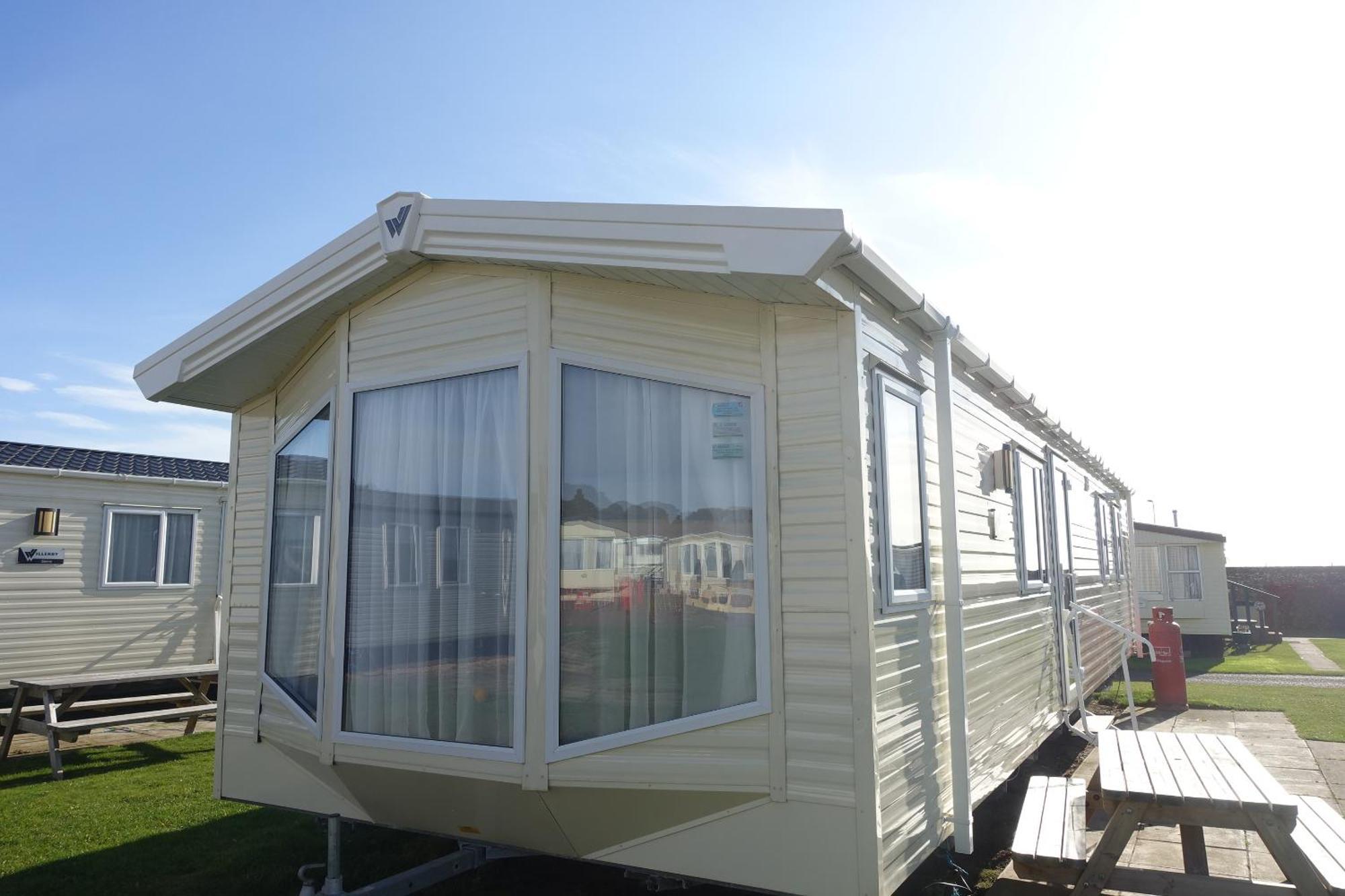 Red Lion Holiday Park 아브로스 외부 사진