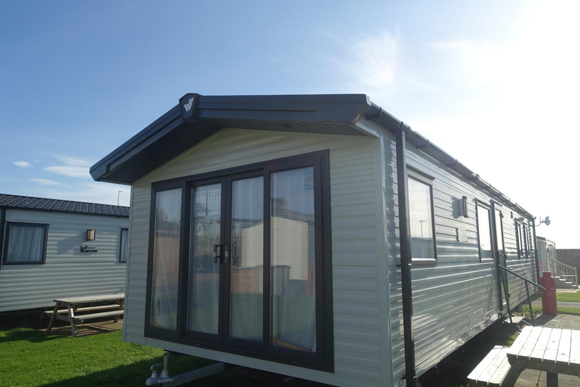 Red Lion Holiday Park 아브로스 외부 사진